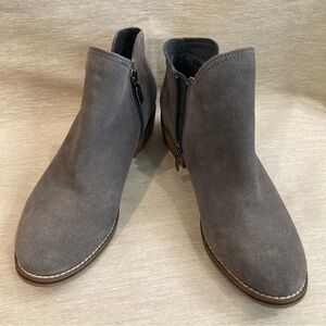 BLONDO Sz 8.5 Suede Low Heel  Chelsea Pull On Ankle Boots Booties